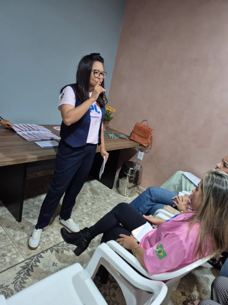 Gil Cardoso conversa com mulheres em encontro de formação